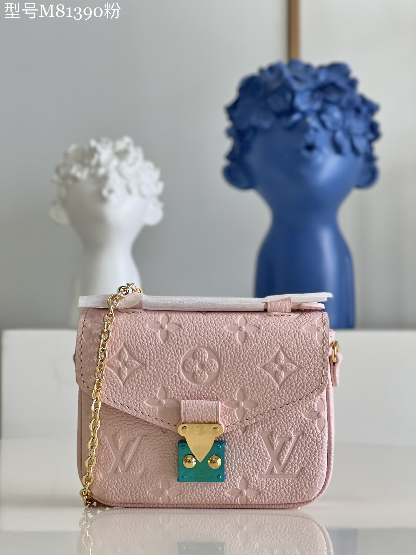 NO:398572,【Exclusive real-life M81390 powder】This Micro Métis postman chain bag is made of soft Monogram Empreinte leather, which condenses the classic Pochette Métis handbag design in pocket size. The S-lock buckle is derived from Louis Vuitton traditional hard box, continuing the iconic elements of the Métis series. Detailed features 14 x 11 x 3.5 cm (length x height x width) Y.,LV [original leather],louis vuitton,louis vuitton19860909【独家实拍M81390粉】本款 Micro Métis 邮差链条包取材柔软的 Monogram Empreinte 皮革,以袖珍尺寸浓缩经典 Pochette Métis 手袋设计.S-lock 锁扣源自路易威登传统硬箱,延续 Métis 系列的标志性元素.详细特征14 x 11 x 3.5 厘米 (长度 x 高 x 宽) Y.,LV【原厂皮】,louis vuitton,louis vuitton,Bag
