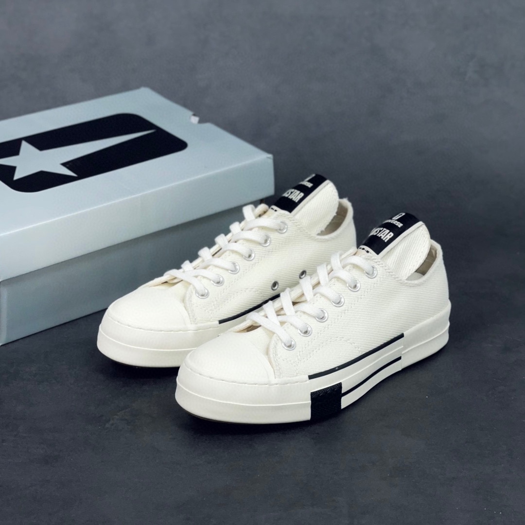 G0 大匡威联名来了 Converse官宣携手国际知名设计大师RickOwens推出全新Converse x DRKSHDW联名系列 将DRKSHDW众所周知的「大匡威」设计与70s设计相结合，重构了鞋身，延长了鞋舌并采用Drkshdw大鞋头，这也是Converse在其百年历史上首次以这种方式呈现。材质方面鞋身采用了斜纹的面料，更加高级