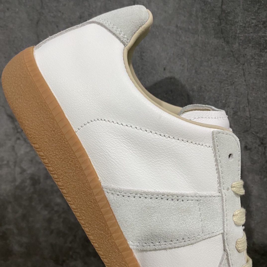 图片[7]-原装顶级版MM6德训鞋 如果感觉我们的顶级过验版太贵 那强烈推荐这个新版本💪🏻价格便宜很多 在皮料上用了全软头层 细节针车鞋型也都非常不错 无色差，虽然没有顶级顶级那么完美，但也足够用的了，绝对比市场一众低版本好很多，强烈推荐💪🏻 #采用进口粒面头层小牛皮组合耐磨翻毛皮革鞋面材质 #牛反绒鞋头饰片 #内里水染牛皮及脚垫 #鞋舌记忆海绵材质贴附脚背 #轻盈耐磨防滑橡胶鞋底 尺码：35 36 37 38 39 40 41 42 43 44-选品中心