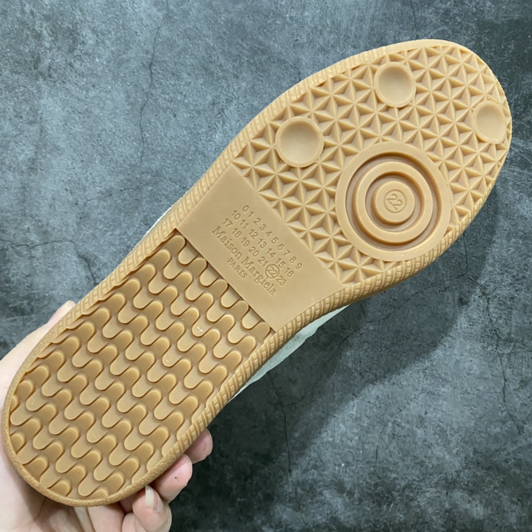 图片[9]-原装顶级版MM6德训鞋 如果感觉我们的顶级过验版太贵 那强烈推荐这个新版本💪🏻价格便宜很多 在皮料上用了全软头层 细节针车鞋型也都非常不错 无色差，虽然没有顶级顶级那么完美，但也足够用的了，绝对比市场一众低版本好很多，强烈推荐💪🏻 #采用进口粒面头层小牛皮组合耐磨翻毛皮革鞋面材质 #牛反绒鞋头饰片 #内里水染牛皮及脚垫 #鞋舌记忆海绵材质贴附脚背 #轻盈耐磨防滑橡胶鞋底 尺码：35 36 37 38 39 40 41 42 43 44-选品中心