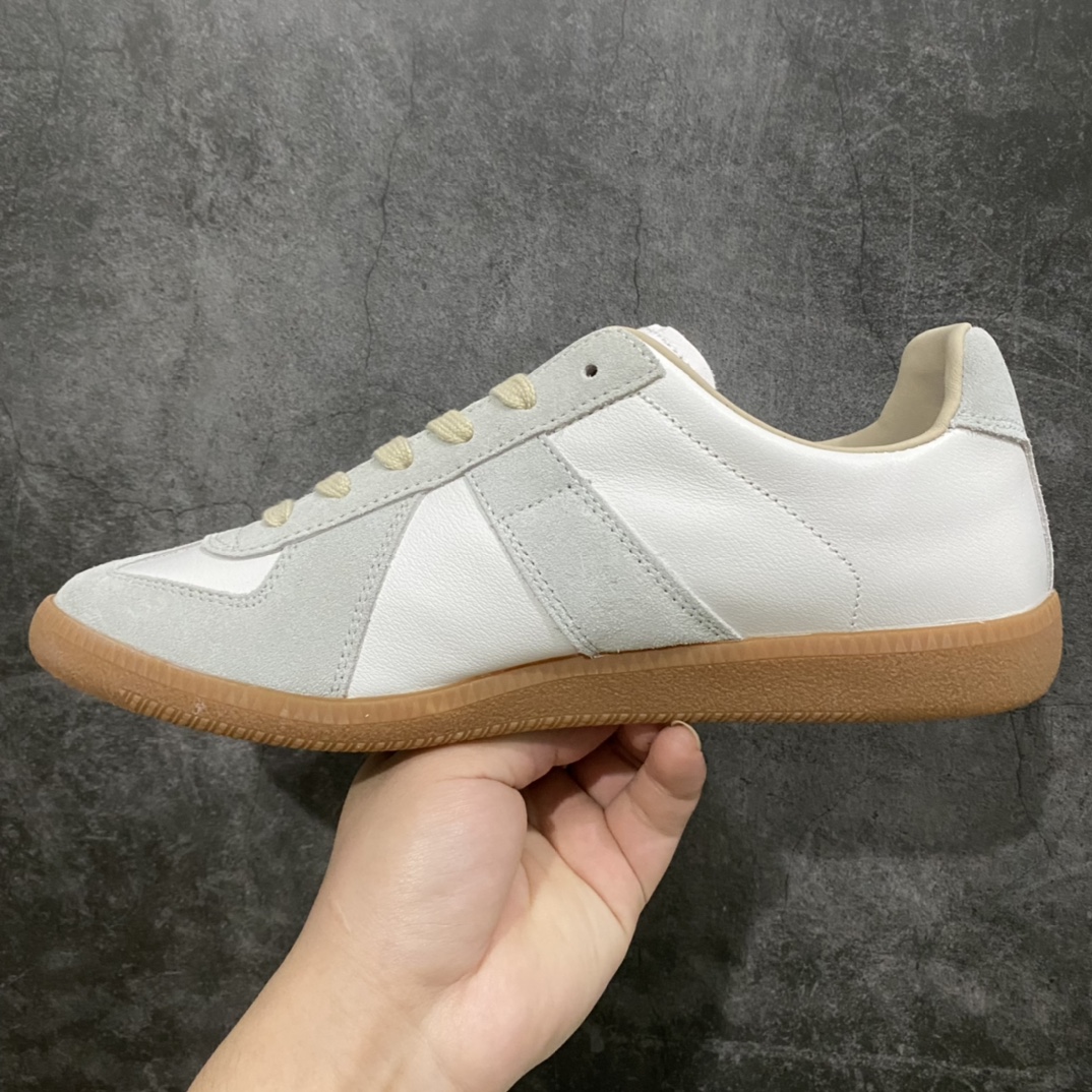 图片[2]-原装顶级版MM6德训鞋 如果感觉我们的顶级过验版太贵 那强烈推荐这个新版本💪🏻价格便宜很多 在皮料上用了全软头层 细节针车鞋型也都非常不错 无色差，虽然没有顶级顶级那么完美，但也足够用的了，绝对比市场一众低版本好很多，强烈推荐💪🏻 #采用进口粒面头层小牛皮组合耐磨翻毛皮革鞋面材质 #牛反绒鞋头饰片 #内里水染牛皮及脚垫 #鞋舌记忆海绵材质贴附脚背 #轻盈耐磨防滑橡胶鞋底 尺码：35 36 37 38 39 40 41 42 43 44-选品中心