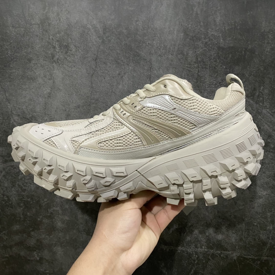 图片[2]-顶级版本 Balenciaga Triple S 轮胎鞋米灰 巴黎世家 意产纯原版本 正确字体电绣 粗细、位置、大小正确 侧边TPU 透气孔匹配意产原版 正确八层分离大底，TPU软底 原版一致 \”Balenciaga\” 大底LOGO 立体感十足 原厂皮料水洗做旧 采购原厂网纱 35-45-选品中心