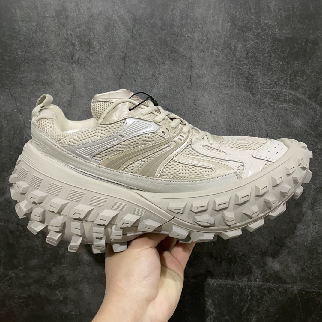 顶级版本 Balenciaga Triple S 轮胎鞋米灰 巴黎世家 意产纯原版本 正确字体电绣 粗细、位置、大小正确 侧边TPU 透气孔匹配意产原版 正确八层分离大底,TPU软底 原版一致 \