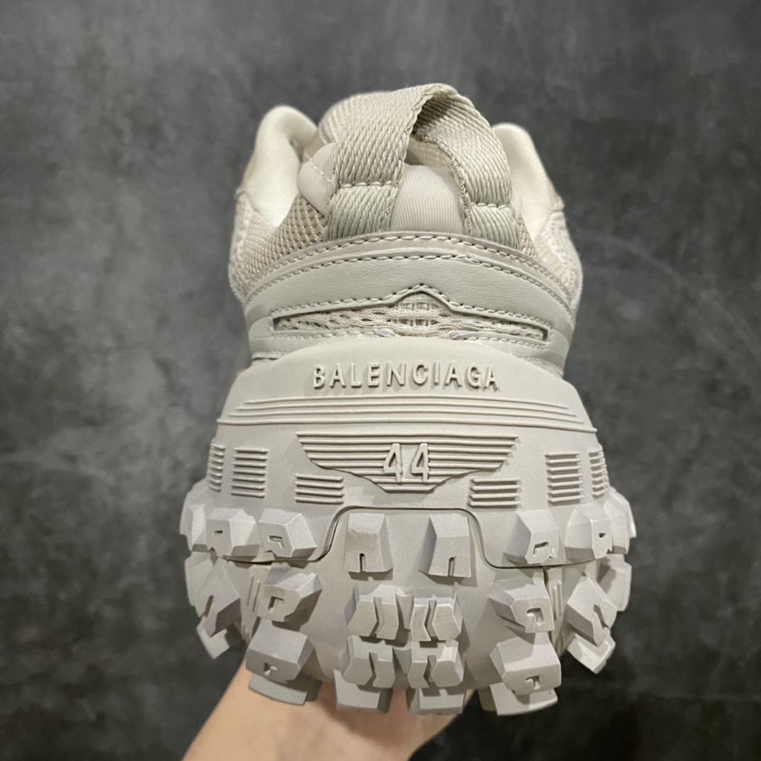 图片[4]-顶级版本 Balenciaga Triple S 轮胎鞋米灰 巴黎世家 意产纯原版本 正确字体电绣 粗细、位置、大小正确 侧边TPU 透气孔匹配意产原版 正确八层分离大底，TPU软底 原版一致 \”Balenciaga\” 大底LOGO 立体感十足 原厂皮料水洗做旧 采购原厂网纱 35-45-选品中心