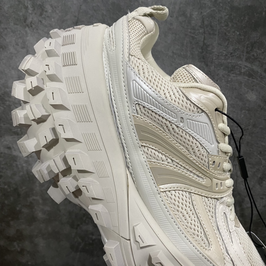 图片[6]-顶级版本 Balenciaga Triple S 轮胎鞋米灰 巴黎世家 意产纯原版本 正确字体电绣 粗细、位置、大小正确 侧边TPU 透气孔匹配意产原版 正确八层分离大底，TPU软底 原版一致 \”Balenciaga\” 大底LOGO 立体感十足 原厂皮料水洗做旧 采购原厂网纱 35-45-选品中心