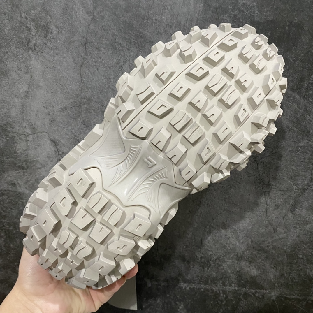 图片[7]-顶级版本 Balenciaga Triple S 轮胎鞋米灰 巴黎世家 意产纯原版本 正确字体电绣 粗细、位置、大小正确 侧边TPU 透气孔匹配意产原版 正确八层分离大底，TPU软底 原版一致 \”Balenciaga\” 大底LOGO 立体感十足 原厂皮料水洗做旧 采购原厂网纱 35-45-选品中心