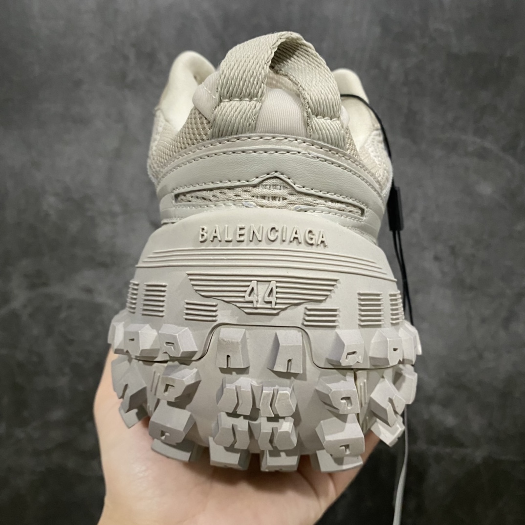 图片[8]-顶级版本 Balenciaga Triple S 轮胎鞋米灰 巴黎世家 意产纯原版本 正确字体电绣 粗细、位置、大小正确 侧边TPU 透气孔匹配意产原版 正确八层分离大底，TPU软底 原版一致 \”Balenciaga\” 大底LOGO 立体感十足 原厂皮料水洗做旧 采购原厂网纱 35-45-选品中心