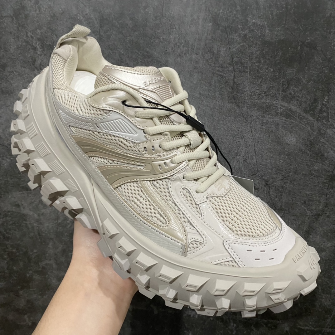 图片[3]-顶级版本 Balenciaga Triple S 轮胎鞋米灰 巴黎世家 意产纯原版本 正确字体电绣 粗细、位置、大小正确 侧边TPU 透气孔匹配意产原版 正确八层分离大底，TPU软底 原版一致 \”Balenciaga\” 大底LOGO 立体感十足 原厂皮料水洗做旧 采购原厂网纱 35-45-选品中心