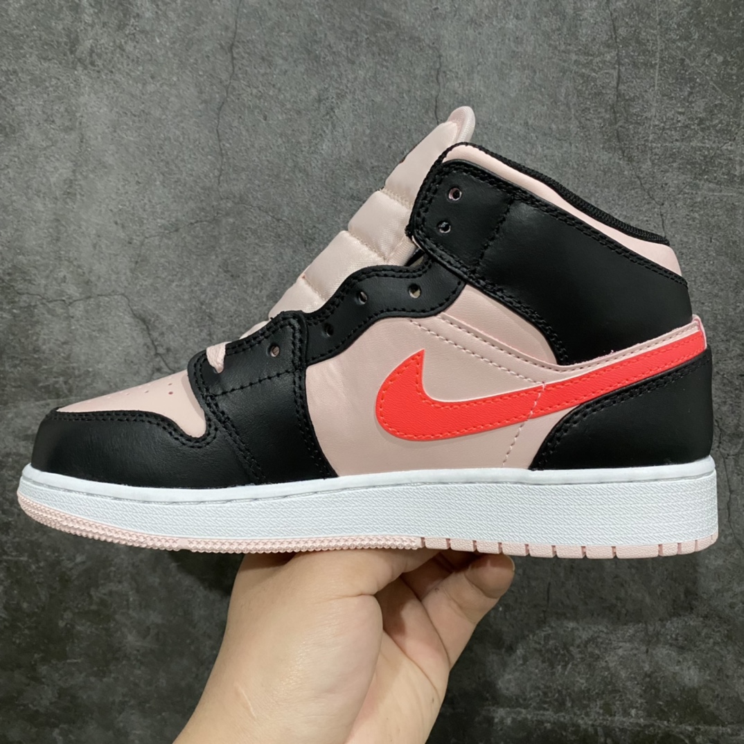 图片[2]-GC(dt)纯原版本 Air Jordan AJ1 Mid 中帮 黑粉554724-604 市面唯一纯原级别 无需拼图大几率过验 后跟方块横7针竖3针 全网唯一正确细节 全鞋电脑针车 完美零毛边处理 原厂内置全掌气垫 价格定位良心 平台专用代工流水线出品 一眼公司既视感 拿到手的一瞬间就与众不同 碾压市面所有版本 认准细节 全部原鞋开发 每一个配色都会采购原鞋确认细节 打破市面看图做货无好货之说 细节精确 所有配色原数据档案开发！ 尺码：35.5 36 36.5 37.5 38 38.5 39-选品中心