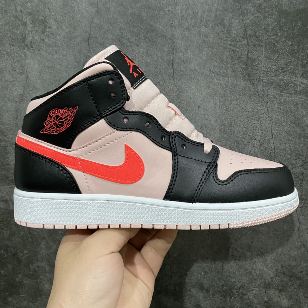 GC(dt)纯原版本 Air Jordan AJ1 Mid 中帮 黑粉554724-604 市面唯一纯原级别 无需拼图大几率过验 后跟方块横7针竖3针 全网唯一正确细节 全鞋电脑针车 完美零毛边处理 原厂内置全掌气垫 价格定位良心 平台专用代工流水线出品 一眼公司既视感 拿到手的一瞬间就与众不同 碾压市面所有版本 认准细节 全部原鞋开发 每一个配色都会采购原鞋确认细节 打破市面看图做货无好货之说 细节精确 所有配色原数据档案开发! 尺码:35.5 36 36.5 37.5 38 38.5 39-选品中心