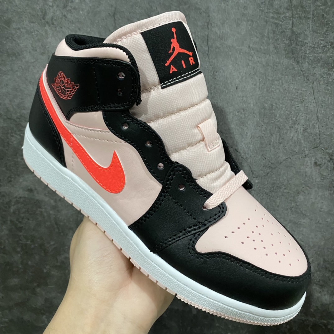 图片[3]-GC(dt)纯原版本 Air Jordan AJ1 Mid 中帮 黑粉554724-604 市面唯一纯原级别 无需拼图大几率过验 后跟方块横7针竖3针 全网唯一正确细节 全鞋电脑针车 完美零毛边处理 原厂内置全掌气垫 价格定位良心 平台专用代工流水线出品 一眼公司既视感 拿到手的一瞬间就与众不同 碾压市面所有版本 认准细节 全部原鞋开发 每一个配色都会采购原鞋确认细节 打破市面看图做货无好货之说 细节精确 所有配色原数据档案开发！ 尺码：35.5 36 36.5 37.5 38 38.5 39-选品中心