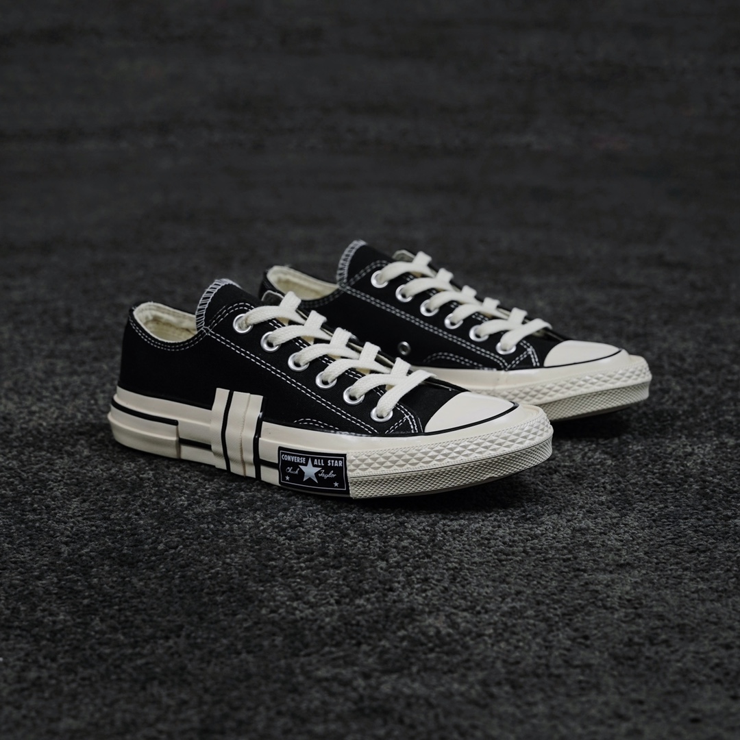 G0 改良正确版本出货1原包装黑盒原吊牌2双层双围鞋头Converse 正式推出 Chuck 70 鞋款最新 “lf it ain’tbroke,it doesn t need fixing”.Converse 致力于将这个Chuck 70 鞋款 ，推出最新[Rubber patchwork ]系列。 这回共发布 Chuck 70 Canvas LTD Hi 和 Chuck 70 Canvas LTD OX 两种鞋型，采用有机帆布制作，在标志性鞋 加入变化，利用块状比例以及相垂直的线条，重新演绎结构， 另外，经典标牌位置亦有别于传统的后跟处，改而亮相于更加显眼的鞋身外侧；最后不忘强调功能性，搭载Ortholite 缓冲鞋垫提升著用舒适度。给你带来2022 又好搭的一款最新潮鞋。黑低