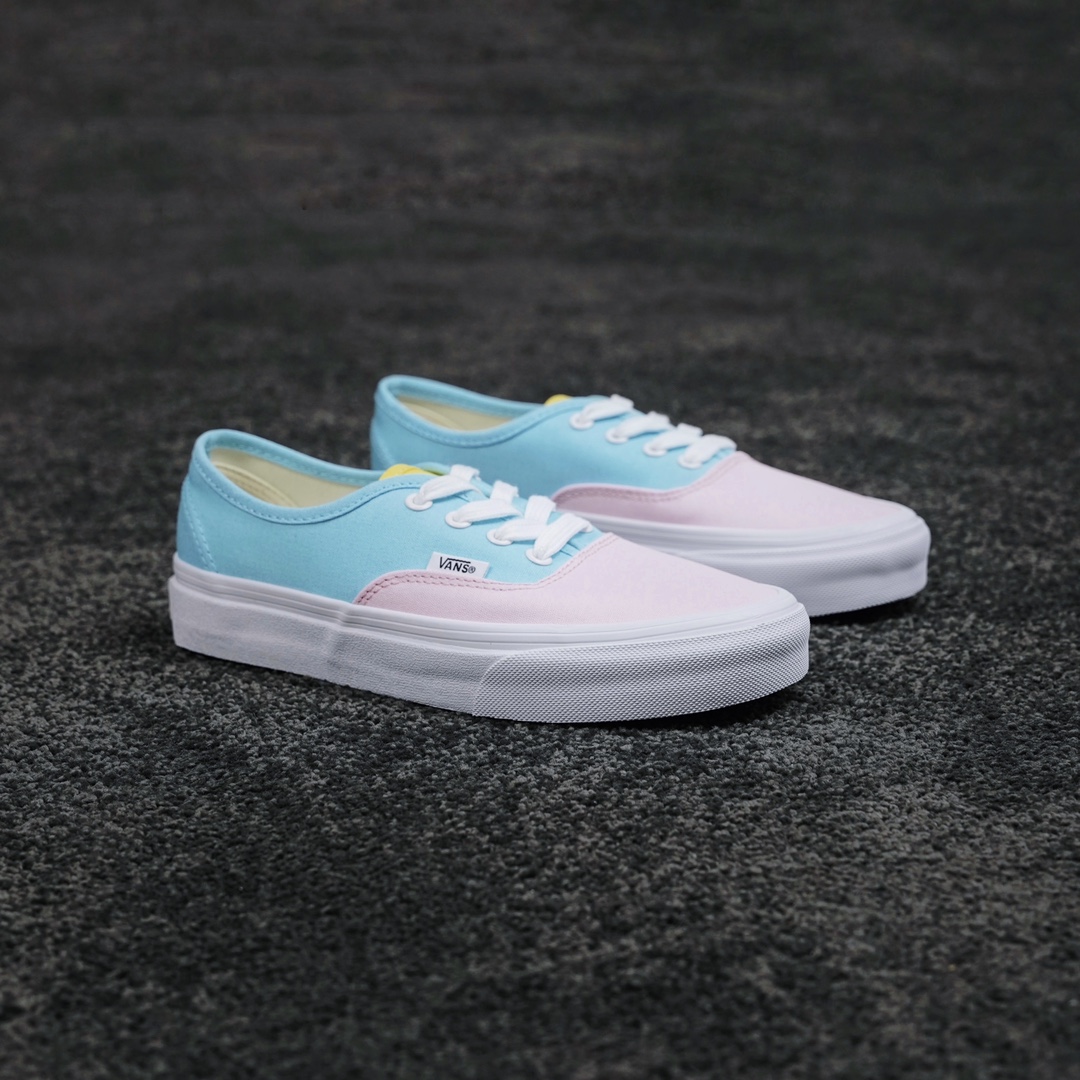G0 Vans Authentic 奶蓝香芋紫拼色采用简单的系带设计，结合了我们经典的低帮鞋和蓝粉拼色帆布鞋面搭配标志性的橡胶华夫格外底。个性十足，时尚百搭