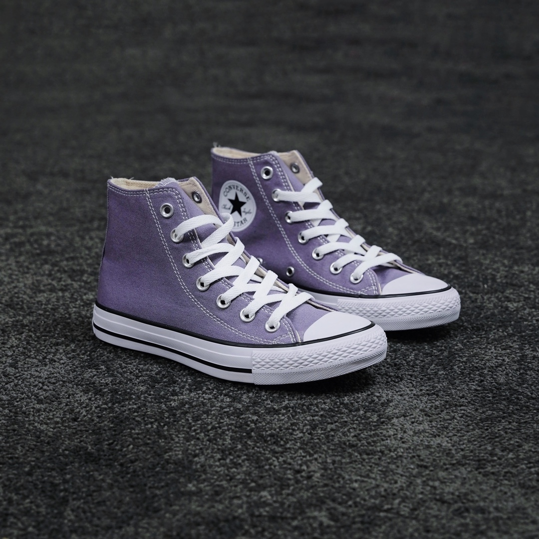 G0 如果春天有颜色的话那我希望是紫色的 为匡威 ALL STAR 春日新色打 CALL 一度热衷于70s的黑色一直想试试新的颜色 刚好一年货节一眼相中了这双2022新色烟熏紫颜色出挑的同时又极具复古感关键出门不容易撞鞋!暮光紫是真的好看，狠狠拿捏了紫色爱好者的心!一把子爱了。 这双颜色非常春天，一扫冬天的阴郁 暮光紫172685C烟熏紫A02062C