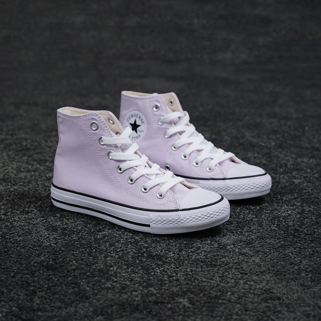 G0 如果春天有颜色的话那我希望是紫色的 为匡威 ALL STAR 春日新色打 CALL 一度热衷于70s的黑色一直想试试新的颜色 刚好一年货节一眼相中了这双2022新色烟熏紫颜色出挑的同时又极具复古感关键出门不容易撞鞋!暮光紫是真的好看，狠狠拿捏了紫色爱好者的心!一把子爱了。 这双颜色非常春天，一扫冬天的阴郁 暮光紫172685C烟熏紫A02062C