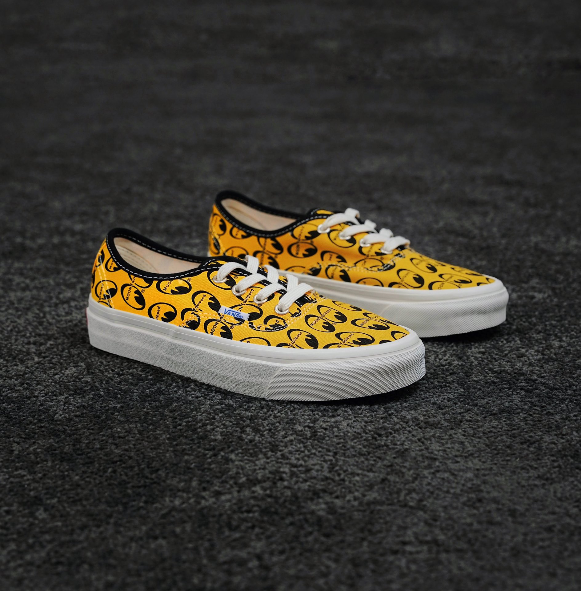 G0 VANS X MOONEYES 联名系列强势亮相鞋款采用了明快的橙黄、黑白、黑红色作为主色调，将MOONEYES高辨识度的大眼睛Logo置于 Style 44 DX 帆布材质鞋面。趣味满分设计，点亮早春街头穿搭搭载安纳海姆鞋型，重磅质感帆布，更往上的包边设计，彰显复古OG范。