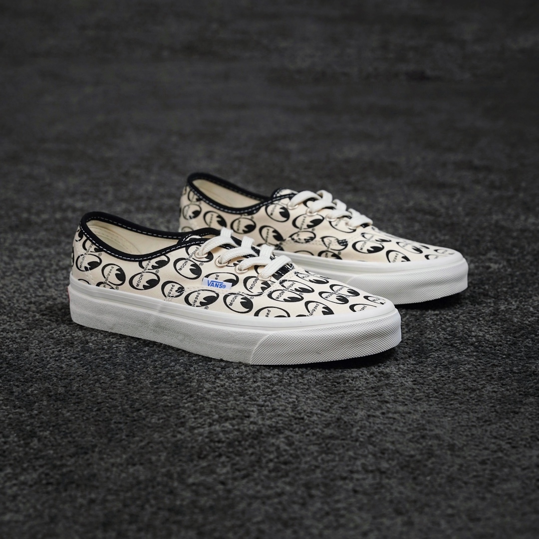 G0 VANS X MOONEYES 联名系列强势亮相鞋款采用了明快的橙黄、黑白、黑红色作为主色调，将MOONEYES高辨识度的大眼睛Logo置于 Style 44 DX 帆布材质鞋面。趣味满分设计，点亮早春街头穿搭搭载安纳海姆鞋型，重磅质感帆布，更往上的包边设计，彰显复古OG范。