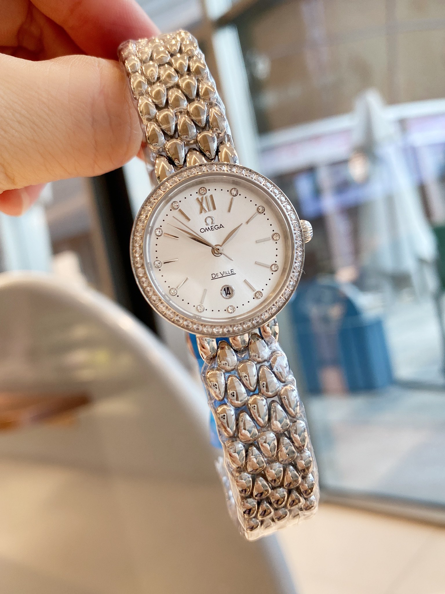 K5   升级版OMEGA – 欧米茄 Omega 。典雅系列 卓越的惊艳亮相，将华贵珠宝的优雅魅力与卓越时计的精准技术完美结合“露珠”连结成一条光华夺目的表链，流畅的线条洋溢着柔美灵动的女性韵味。五节式表链搭配蝴蝶表扣，精巧迷人尺寸28MM，进口机芯机芯，。高品质。