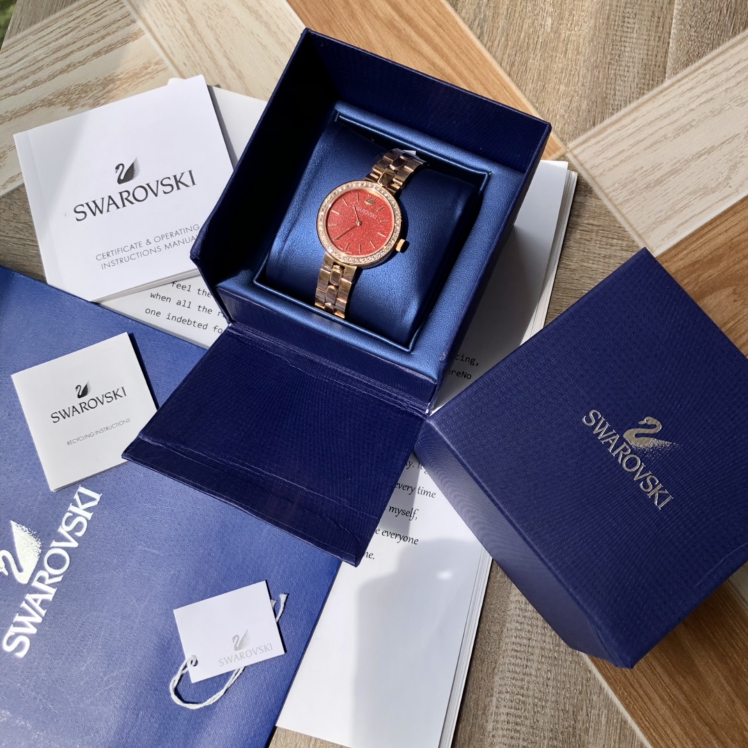 批💰350配盒
施华洛世奇Swarovski，款式经典永不落幕，316L精钢表壳，矿物质玻璃镜面，区别仿货请认准底盖颜色，仿货底盖无抛光无logo！表径~34mm，带全套包装。