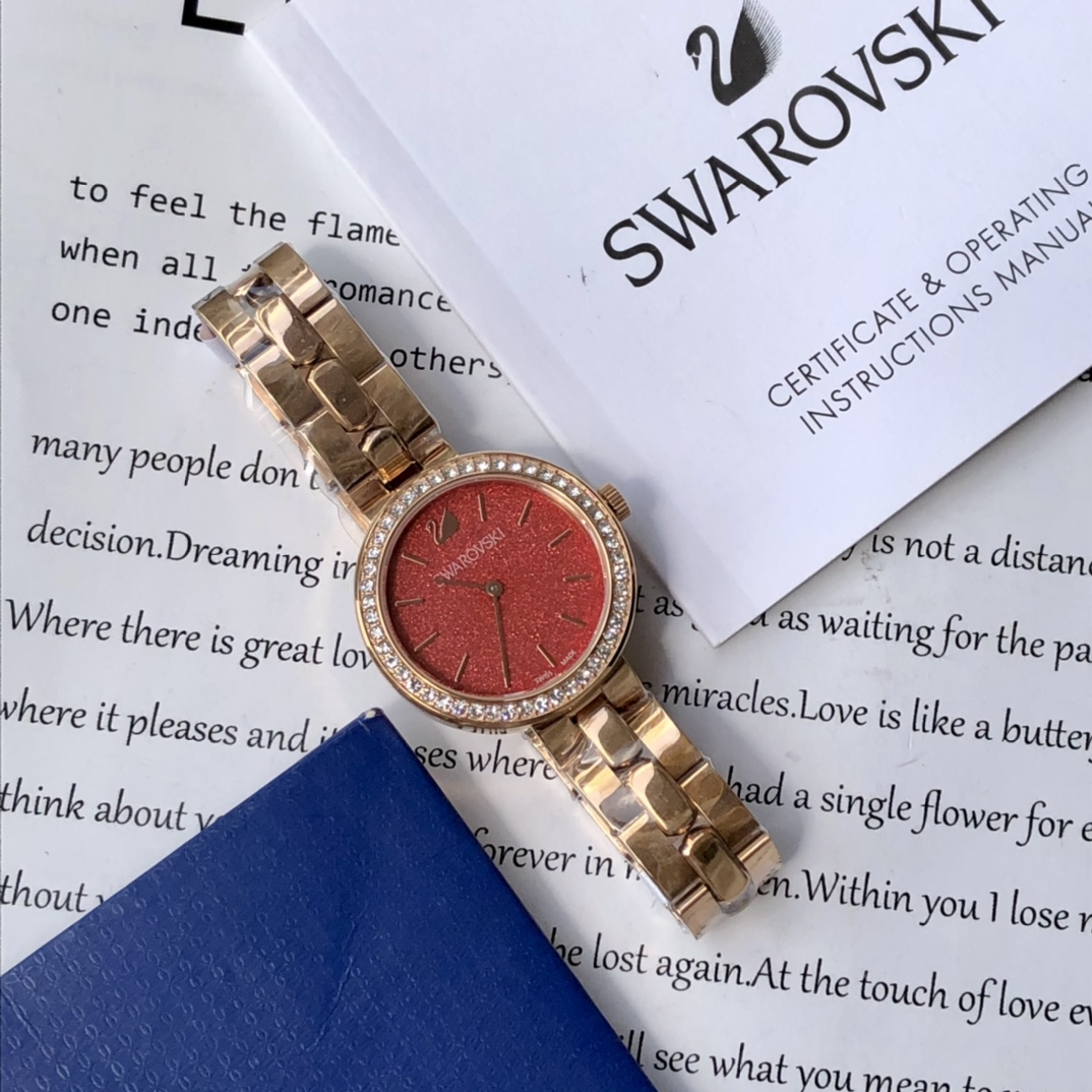 批💰350配盒
施华洛世奇Swarovski，款式经典永不落幕，316L精钢表壳，矿物质玻璃镜面，区别仿货请认准底盖颜色，仿货底盖无抛光无logo！表径~34mm，带全套包装。
