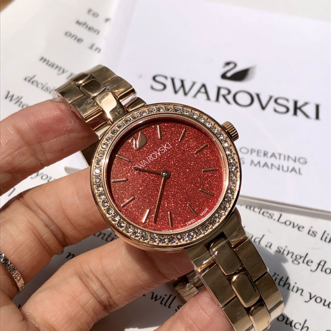 批💰350配盒
施华洛世奇Swarovski，款式经典永不落幕，316L精钢表壳，矿物质玻璃镜面，区别仿货请认准底盖颜色，仿货底盖无抛光无logo！表径~34mm，带全套包装。