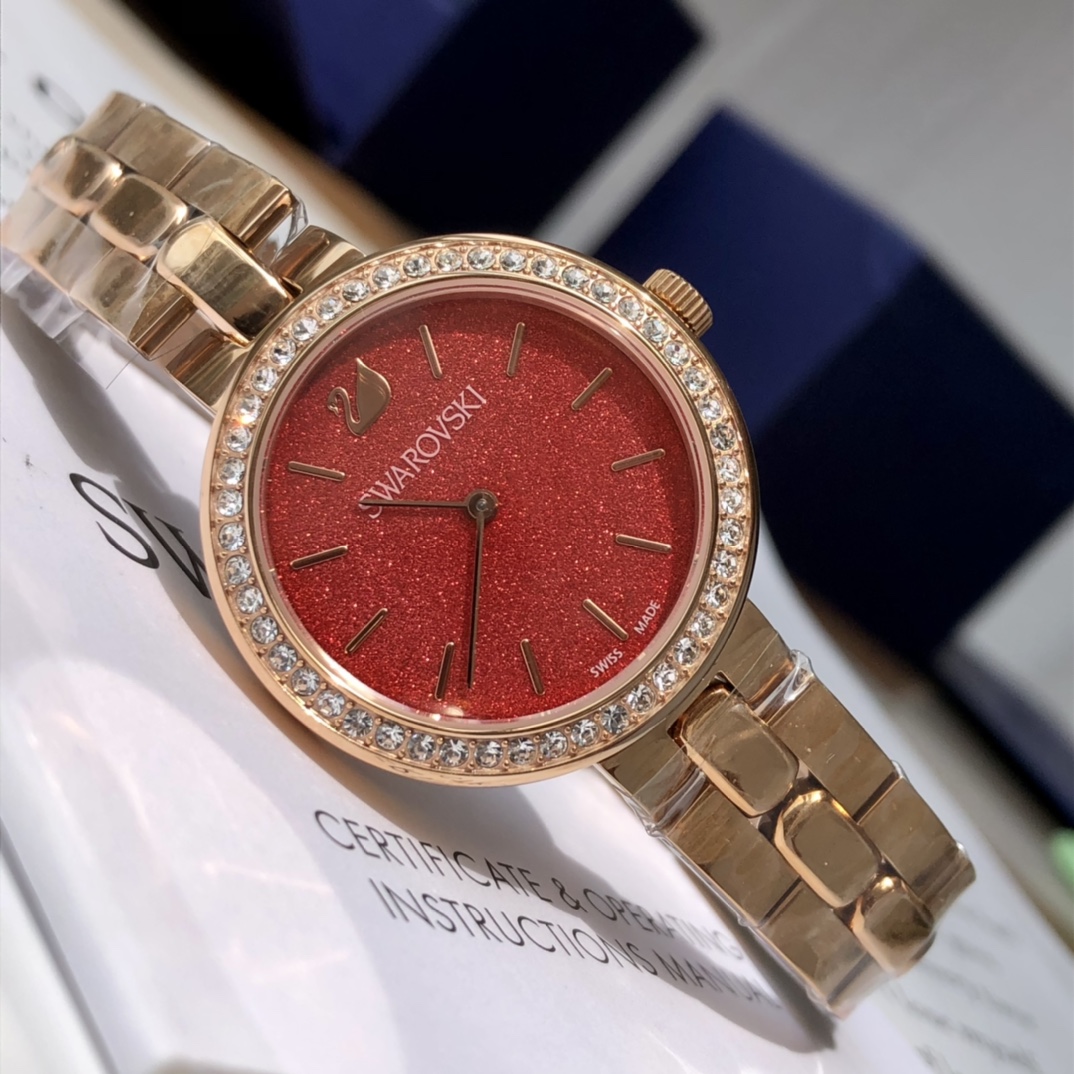 批💰350配盒
施华洛世奇Swarovski，款式经典永不落幕，316L精钢表壳，矿物质玻璃镜面，区别仿货请认准底盖颜色，仿货底盖无抛光无logo！表径~34mm，带全套包装。
