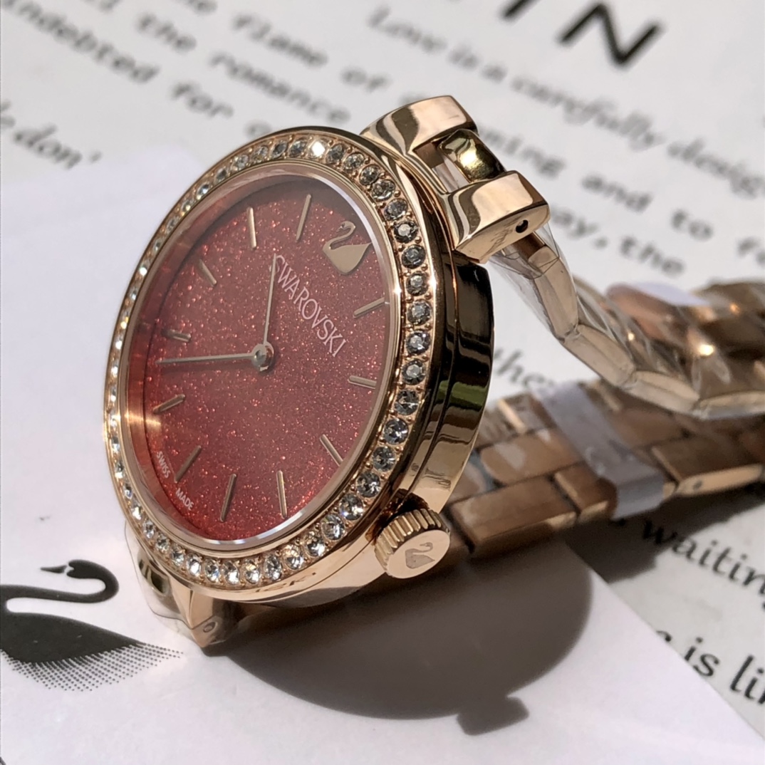批💰350配盒
施华洛世奇Swarovski，款式经典永不落幕，316L精钢表壳，矿物质玻璃镜面，区别仿货请认准底盖颜色，仿货底盖无抛光无logo！表径~34mm，带全套包装。
