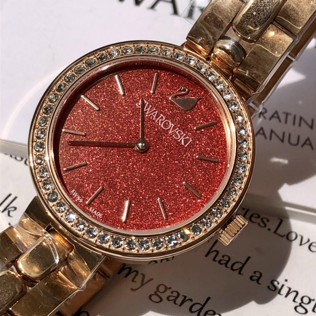 批💰350配盒
施华洛世奇Swarovski，款式经典永不落幕，316L精钢表壳，矿物质玻璃镜面，区别仿货请认准底盖颜色，仿货底盖无抛光无logo！表径~34mm，带全套包装。