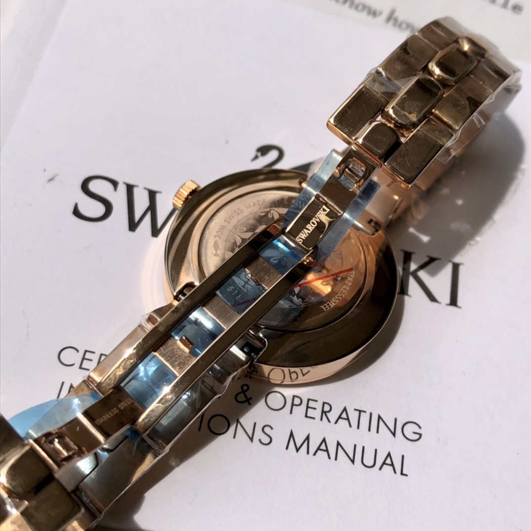 批💰350配盒
施华洛世奇Swarovski，款式经典永不落幕，316L精钢表壳，矿物质玻璃镜面，区别仿货请认准底盖颜色，仿货底盖无抛光无logo！表径~34mm，带全套包装。
