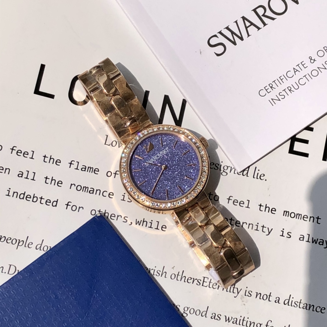 批💰350配盒
施华洛世奇Swarovski，款式经典永不落幕，316L精钢表壳，矿物质玻璃镜面，区别仿货请认准底盖颜色，仿货底盖无抛光无logo！表径~34mm，带全套包装。