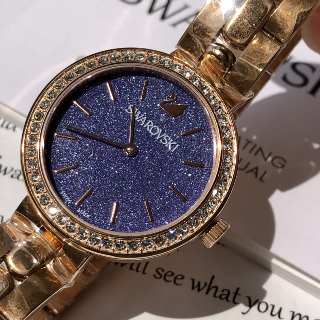 批💰350配盒
施华洛世奇Swarovski，款式经典永不落幕，316L精钢表壳，矿物质玻璃镜面，区别仿货请认准底盖颜色，仿货底盖无抛光无logo！表径~34mm，带全套包装。