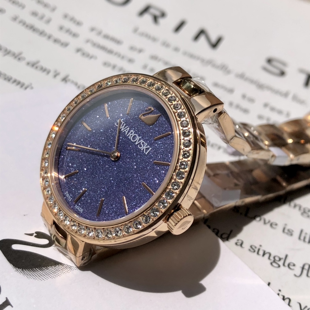 批💰350配盒
施华洛世奇Swarovski，款式经典永不落幕，316L精钢表壳，矿物质玻璃镜面，区别仿货请认准底盖颜色，仿货底盖无抛光无logo！表径~34mm，带全套包装。