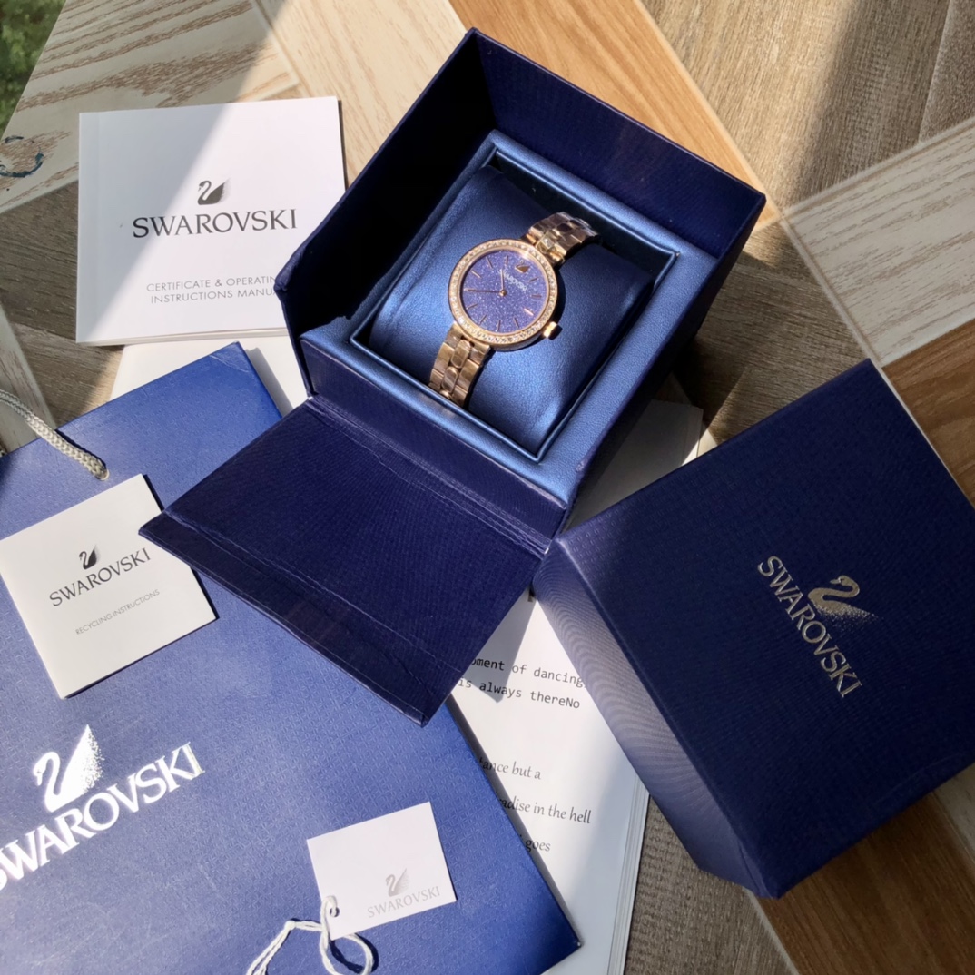 批💰350配盒
施华洛世奇Swarovski，款式经典永不落幕，316L精钢表壳，矿物质玻璃镜面，区别仿货请认准底盖颜色，仿货底盖无抛光无logo！表径~34mm，带全套包装。
