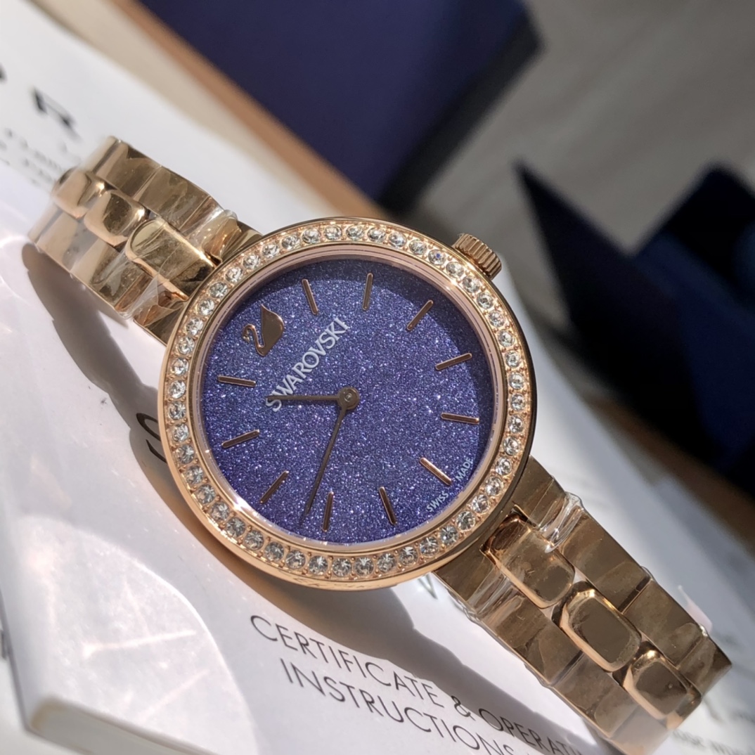 批💰350配盒
施华洛世奇Swarovski，款式经典永不落幕，316L精钢表壳，矿物质玻璃镜面，区别仿货请认准底盖颜色，仿货底盖无抛光无logo！表径~34mm，带全套包装。