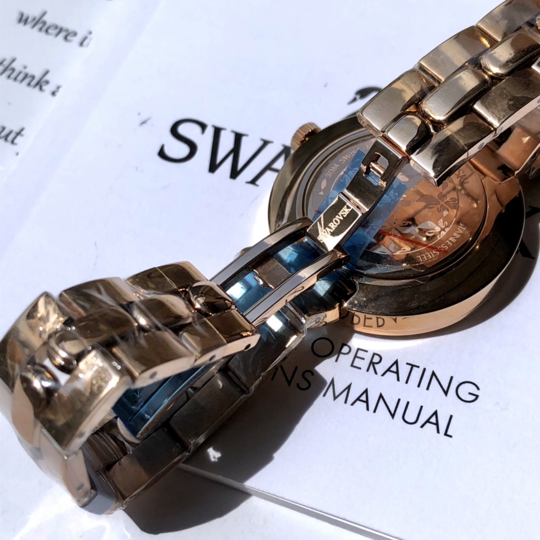 批💰350配盒
施华洛世奇Swarovski，款式经典永不落幕，316L精钢表壳，矿物质玻璃镜面，区别仿货请认准底盖颜色，仿货底盖无抛光无logo！表径~34mm，带全套包装。