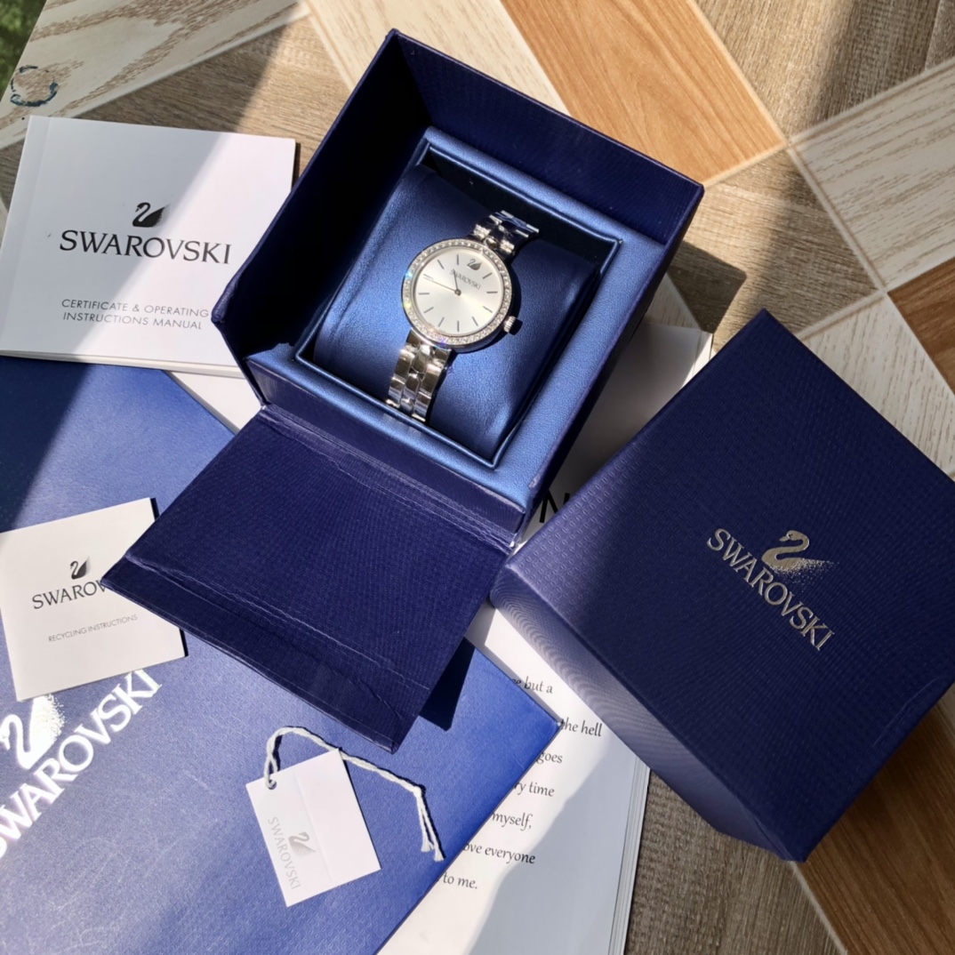 批💰350配盒
施华洛世奇Swarovski，款式经典永不落幕，316L精钢表壳，矿物质玻璃镜面，区别仿货请认准底盖颜色，仿货底盖无抛光无logo！表径~34mm，带全套包装。