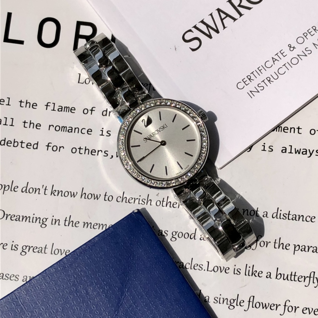 批💰350配盒
施华洛世奇Swarovski，款式经典永不落幕，316L精钢表壳，矿物质玻璃镜面，区别仿货请认准底盖颜色，仿货底盖无抛光无logo！表径~34mm，带全套包装。