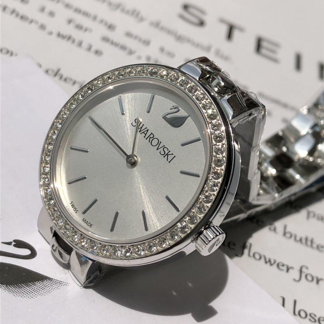 批💰350配盒
施华洛世奇Swarovski，款式经典永不落幕，316L精钢表壳，矿物质玻璃镜面，区别仿货请认准底盖颜色，仿货底盖无抛光无logo！表径~34mm，带全套包装。