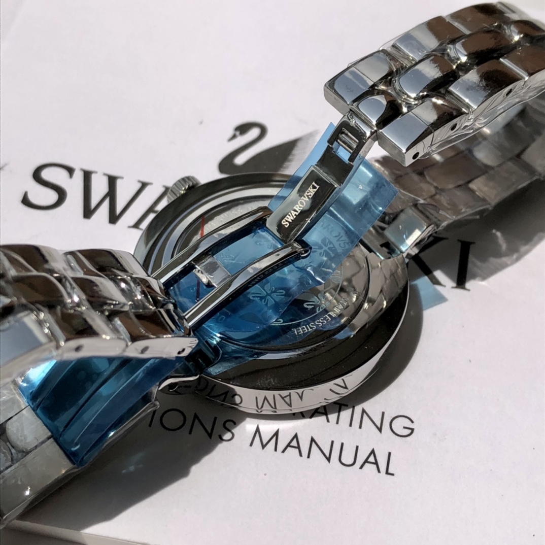 批💰350配盒
施华洛世奇Swarovski，款式经典永不落幕，316L精钢表壳，矿物质玻璃镜面，区别仿货请认准底盖颜色，仿货底盖无抛光无logo！表径~34mm，带全套包装。