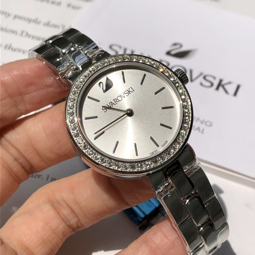 批💰350配盒
施华洛世奇Swarovski，款式经典永不落幕，316L精钢表壳，矿物质玻璃镜面，区别仿货请认准底盖颜色，仿货底盖无抛光无logo！表径~34mm，带全套包装。
