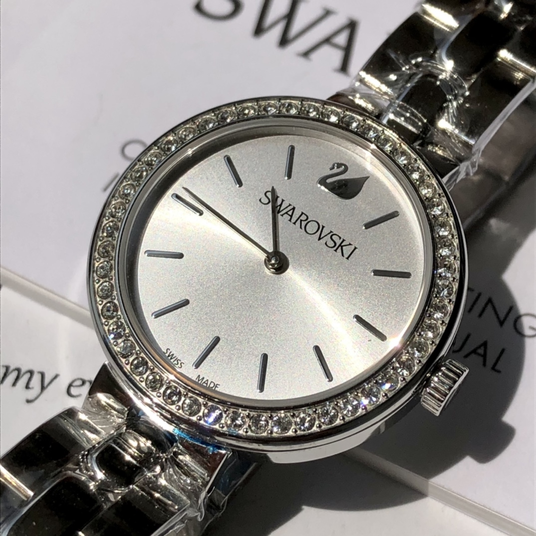 批💰350配盒
施华洛世奇Swarovski，款式经典永不落幕，316L精钢表壳，矿物质玻璃镜面，区别仿货请认准底盖颜色，仿货底盖无抛光无logo！表径~34mm，带全套包装。