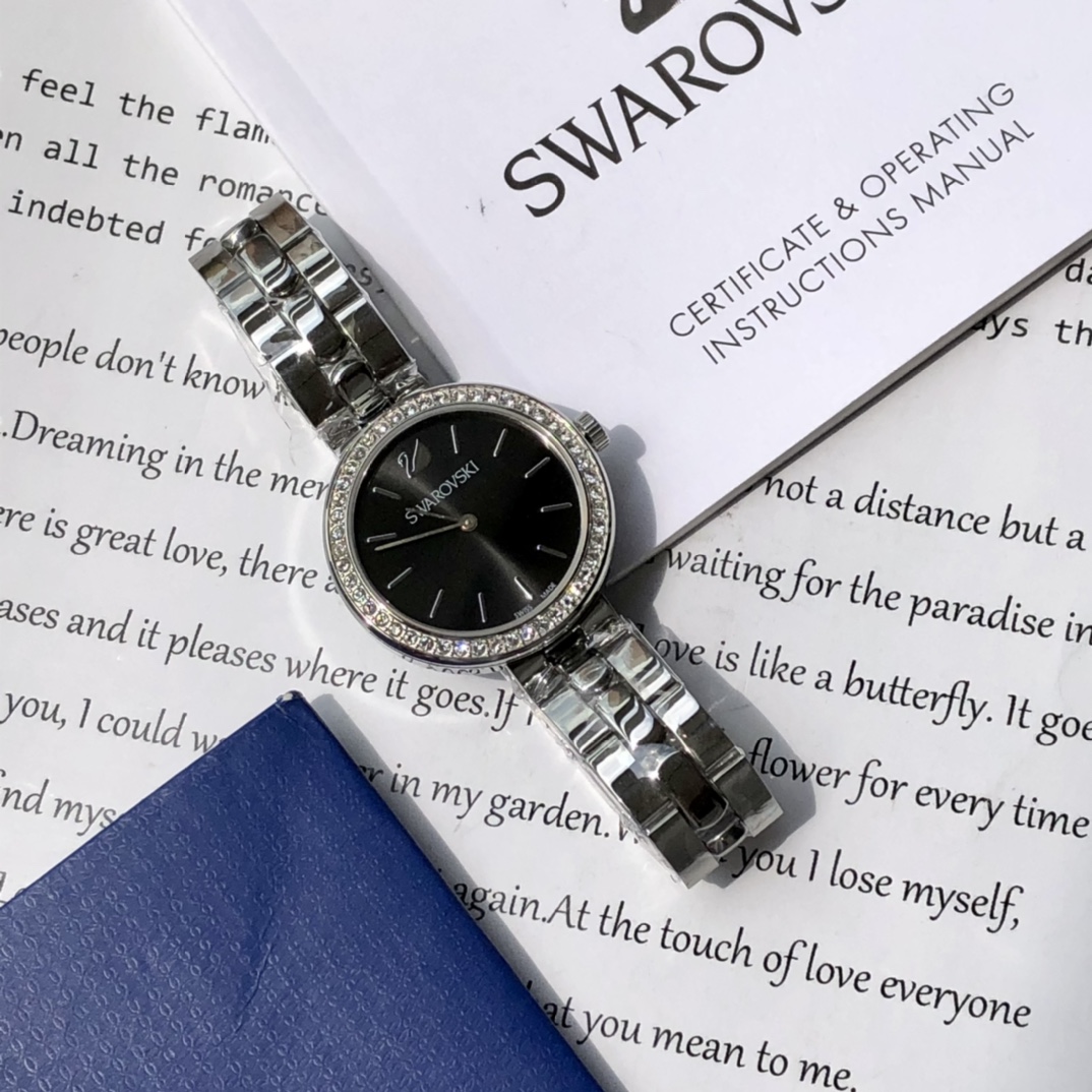 批💰350配盒
施华洛世奇Swarovski，款式经典永不落幕，316L精钢表壳，矿物质玻璃镜面，区别仿货请认准底盖颜色，仿货底盖无抛光无logo！表径~34mm，带全套包装。