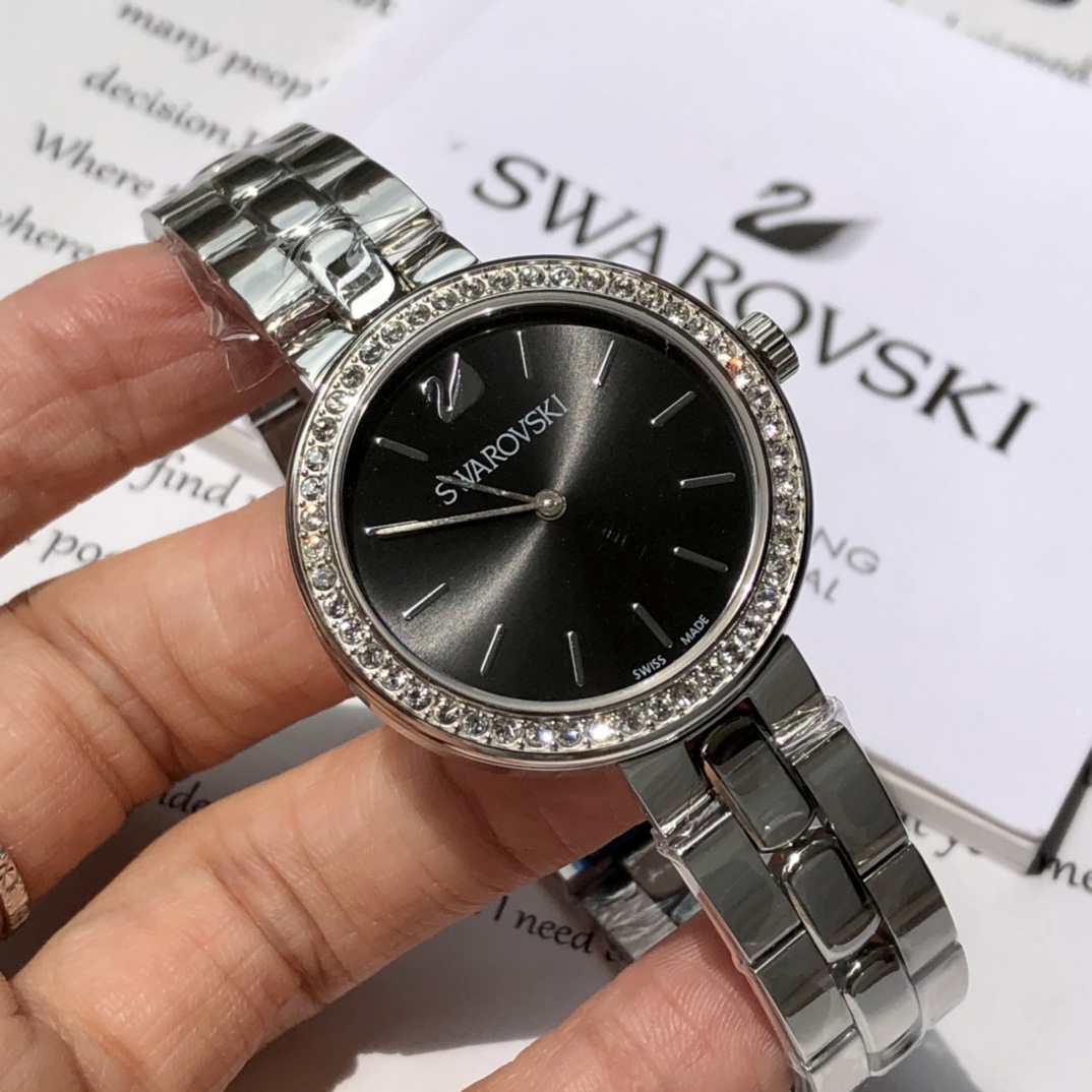 批💰350配盒
施华洛世奇Swarovski，款式经典永不落幕，316L精钢表壳，矿物质玻璃镜面，区别仿货请认准底盖颜色，仿货底盖无抛光无logo！表径~34mm，带全套包装。