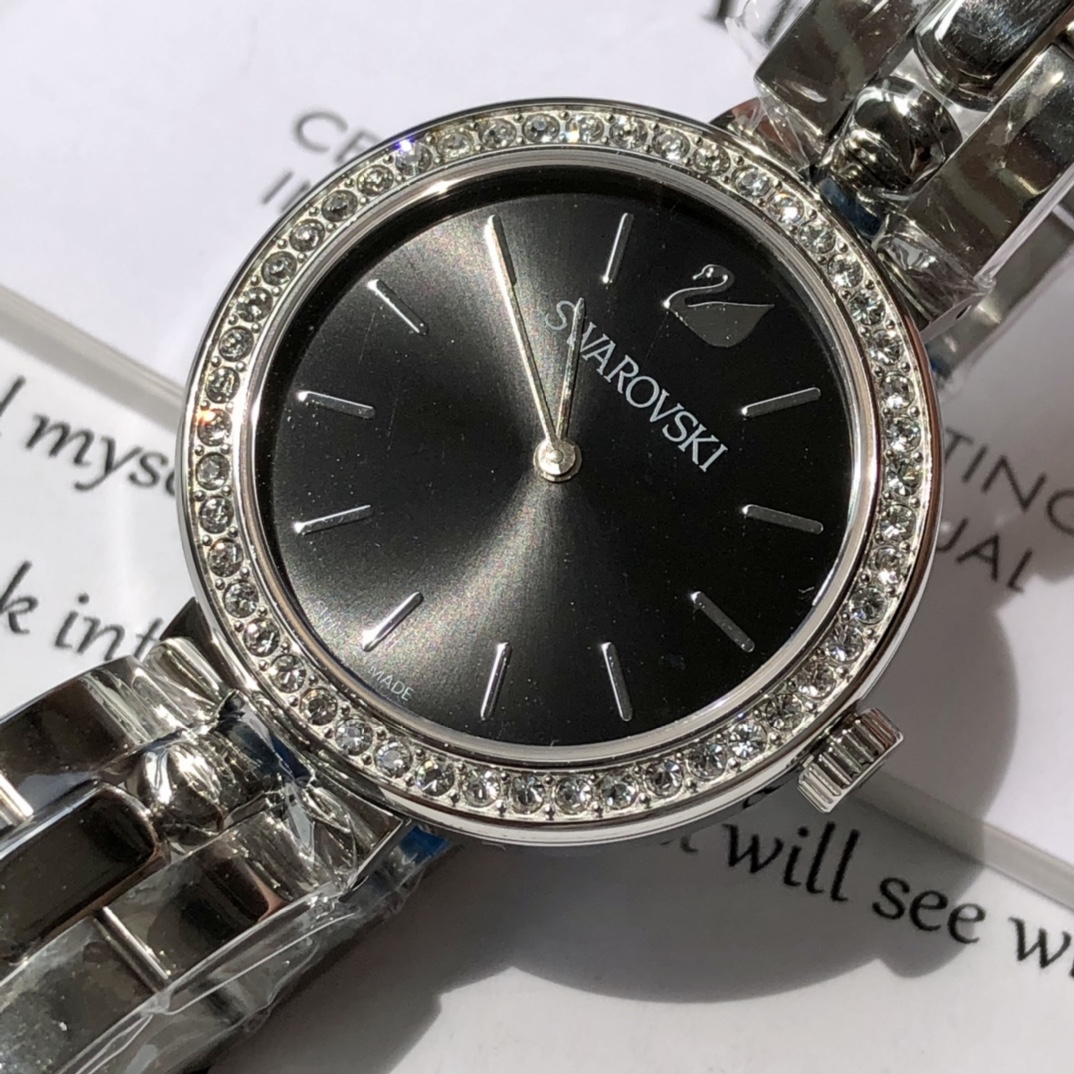 批💰350配盒
施华洛世奇Swarovski，款式经典永不落幕，316L精钢表壳，矿物质玻璃镜面，区别仿货请认准底盖颜色，仿货底盖无抛光无logo！表径~34mm，带全套包装。