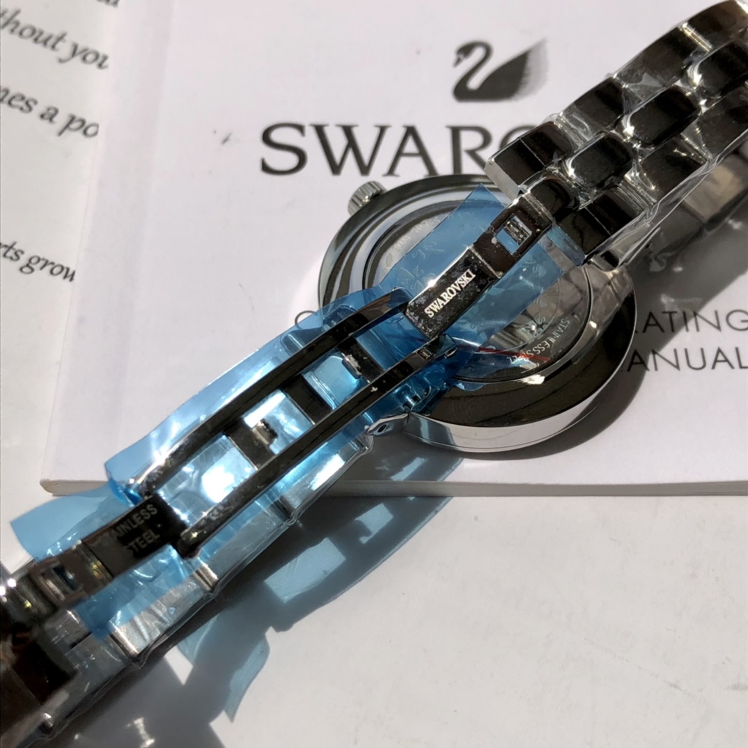 批💰350配盒
施华洛世奇Swarovski，款式经典永不落幕，316L精钢表壳，矿物质玻璃镜面，区别仿货请认准底盖颜色，仿货底盖无抛光无logo！表径~34mm，带全套包装。
