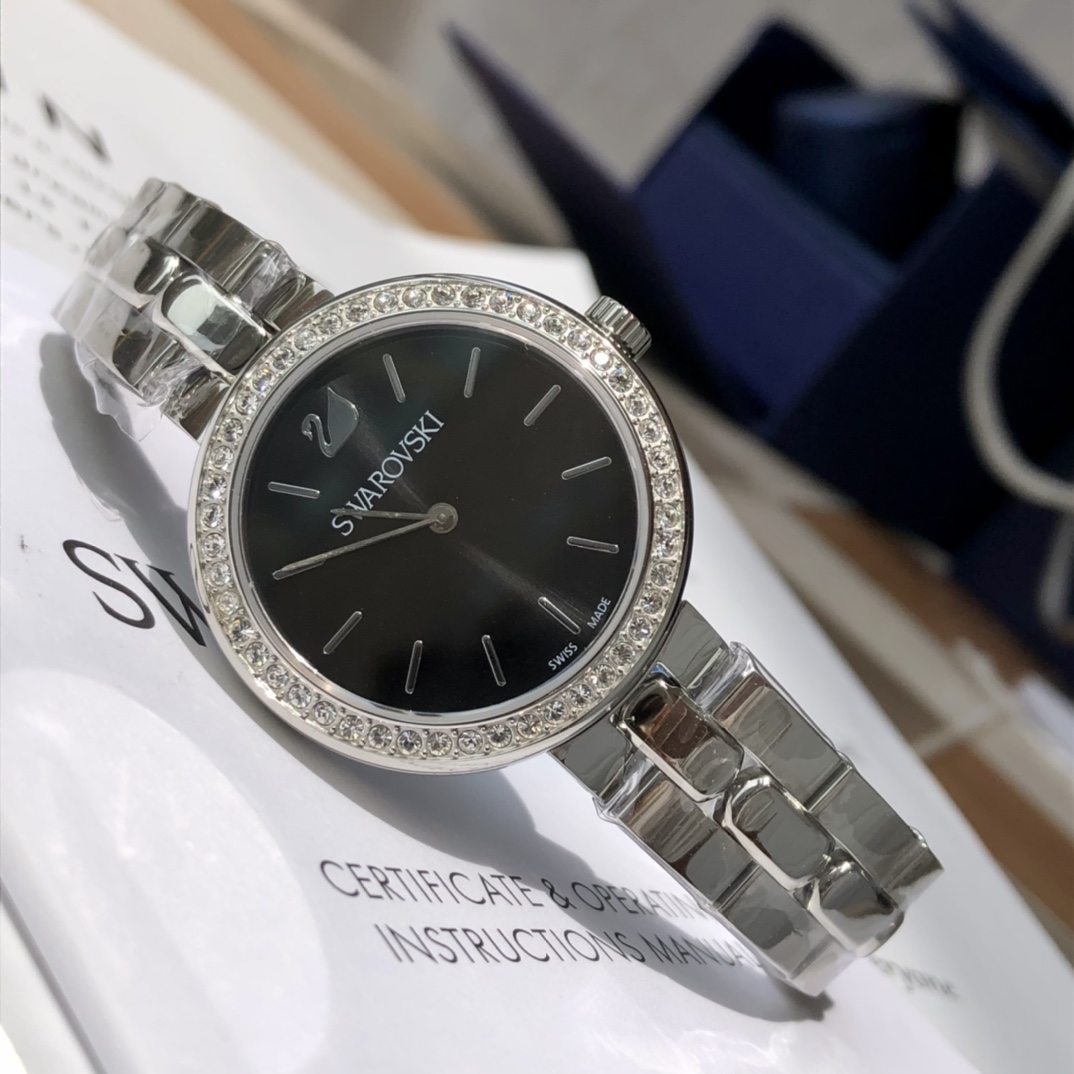 批💰350配盒
施华洛世奇Swarovski，款式经典永不落幕，316L精钢表壳，矿物质玻璃镜面，区别仿货请认准底盖颜色，仿货底盖无抛光无logo！表径~34mm，带全套包装。