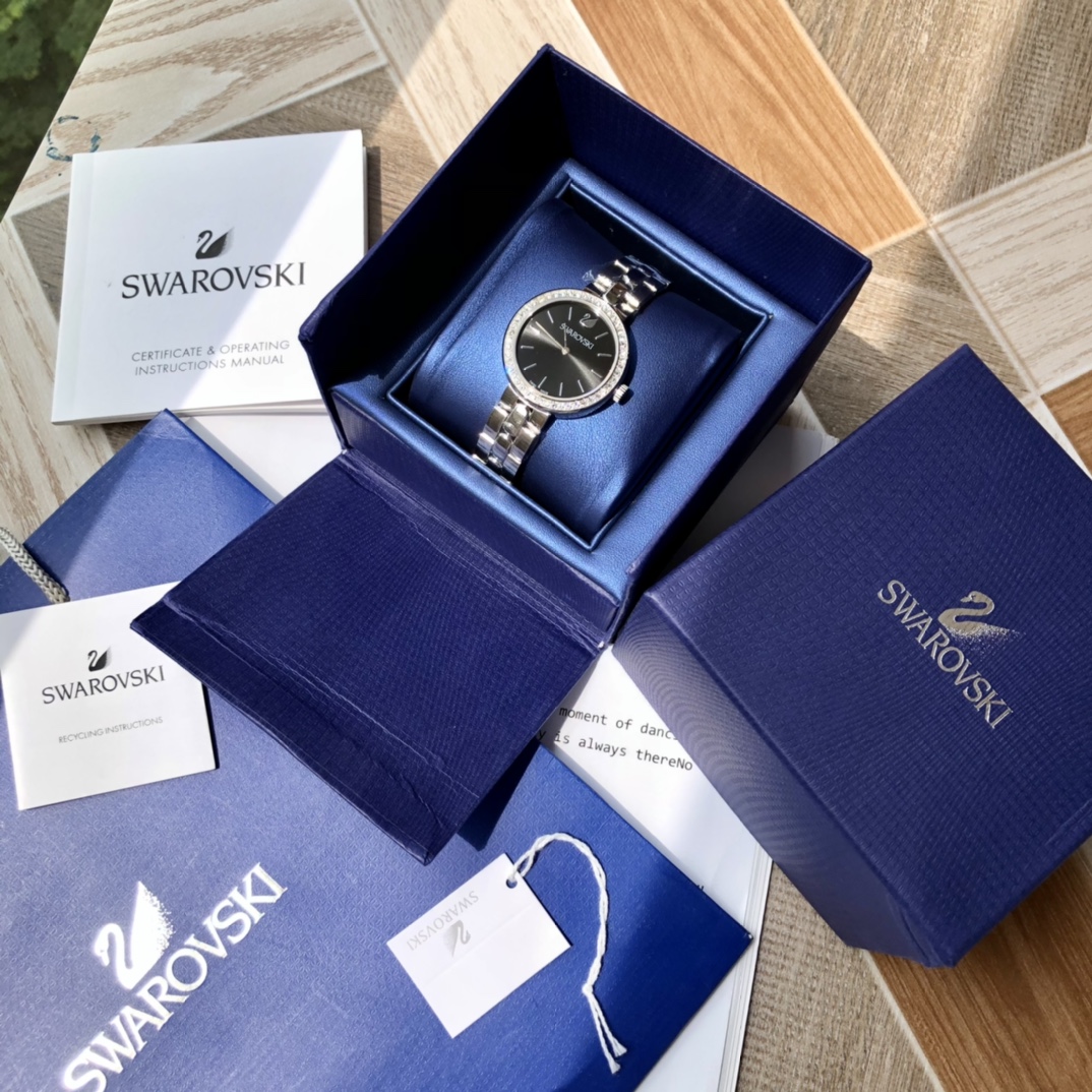 批💰350配盒
施华洛世奇Swarovski，款式经典永不落幕，316L精钢表壳，矿物质玻璃镜面，区别仿货请认准底盖颜色，仿货底盖无抛光无logo！表径~34mm，带全套包装。