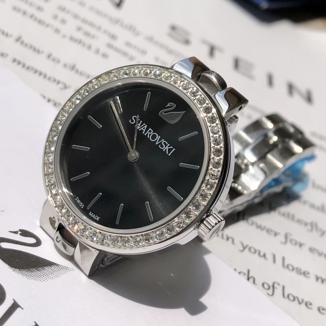 批💰350配盒
施华洛世奇Swarovski，款式经典永不落幕，316L精钢表壳，矿物质玻璃镜面，区别仿货请认准底盖颜色，仿货底盖无抛光无logo！表径~34mm，带全套包装。
