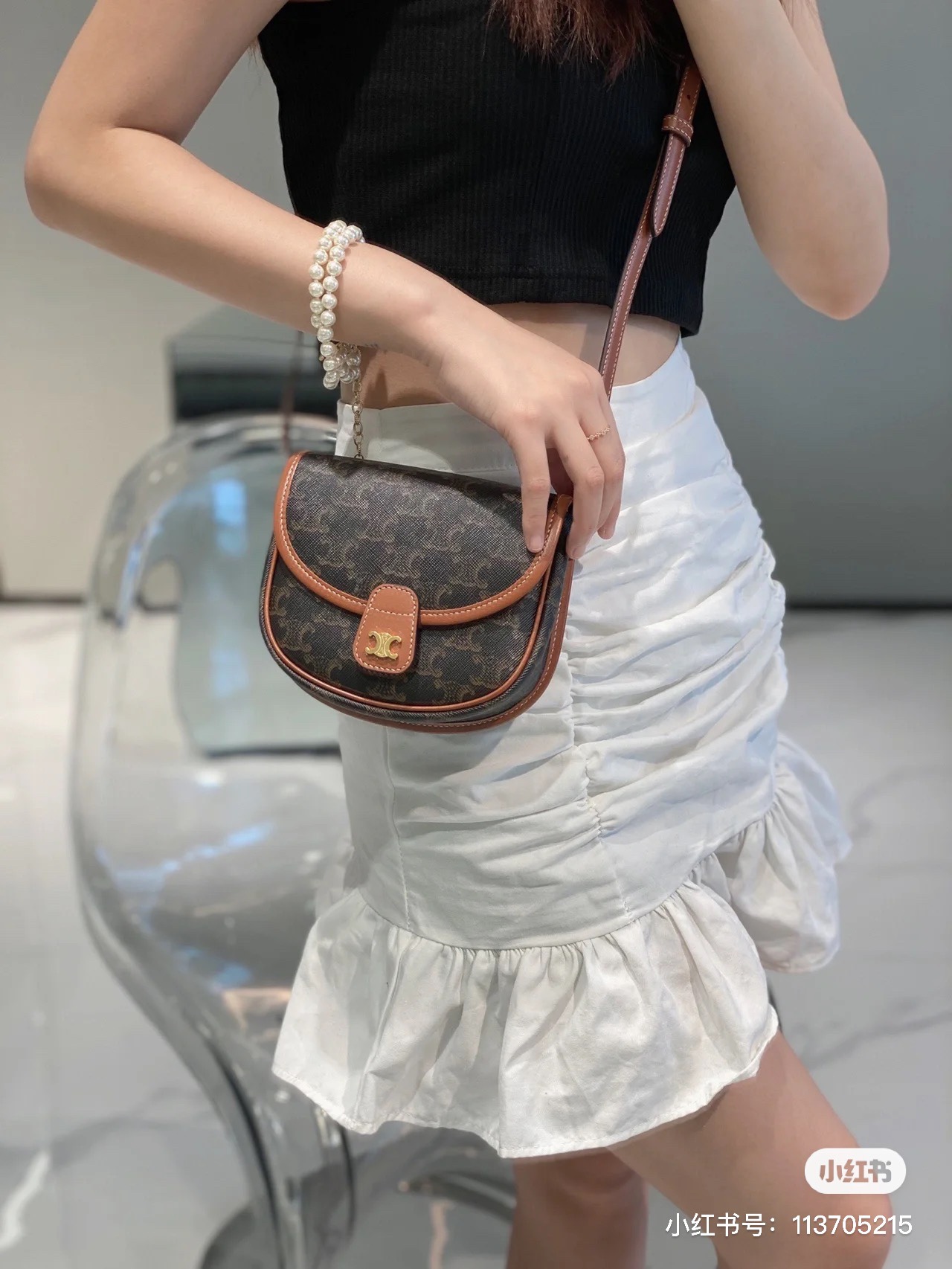 NO:206363,Celine Presbyopia mini saddle bag (mini basace) Celine new presbyopia mini saddle bag This series is called mini basace. The retro style small bag is more like a refined and reduced version of the FOLCO saddle. The same flip cover is paired with the super small Arc de Triomphe logo, it is simply too good, Celine, celine19860909Celine 老花mini马鞍包(mini basace) Celine新款老花mini马鞍包 这个系列称为mini basace 复古风格的小包更像是FOLCO马鞍的精缩小版 一样的翻盖搭配超小的凯旋门logo简直不要太好,赛琳celine,celine,celine,Bag