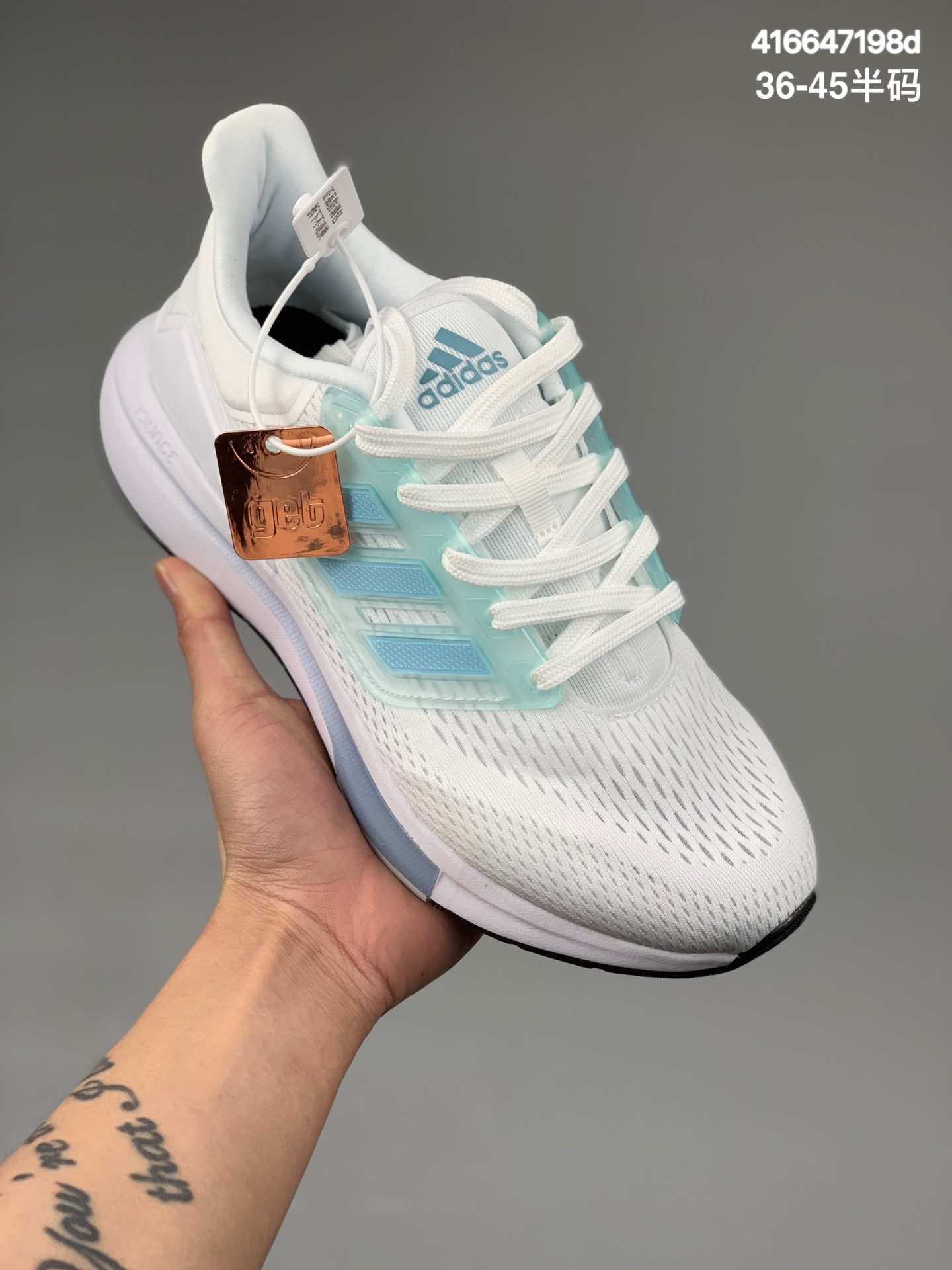 
阿迪达斯Adidas EQ21 RUN系列 复古跑鞋 深灰白鞋身材质为全网眼面料，保证了足够的透气性。后跟处的 TPU 片可以让双脚更加稳定，且包裹感更强。中底采用全掌 Bounce 材质打造，肉眼可见的厚度可以满足跑步时的脚感，并且相比 Boost 也会更加轻弹。最后，采用经典的橡胶外底收尾，完善整体造型设计货号：GZ2841
尺码：36 36.5 37 38 38.5 39 40 40.5 41 42 42.5 43 44 44.5 45
编码：416647198d